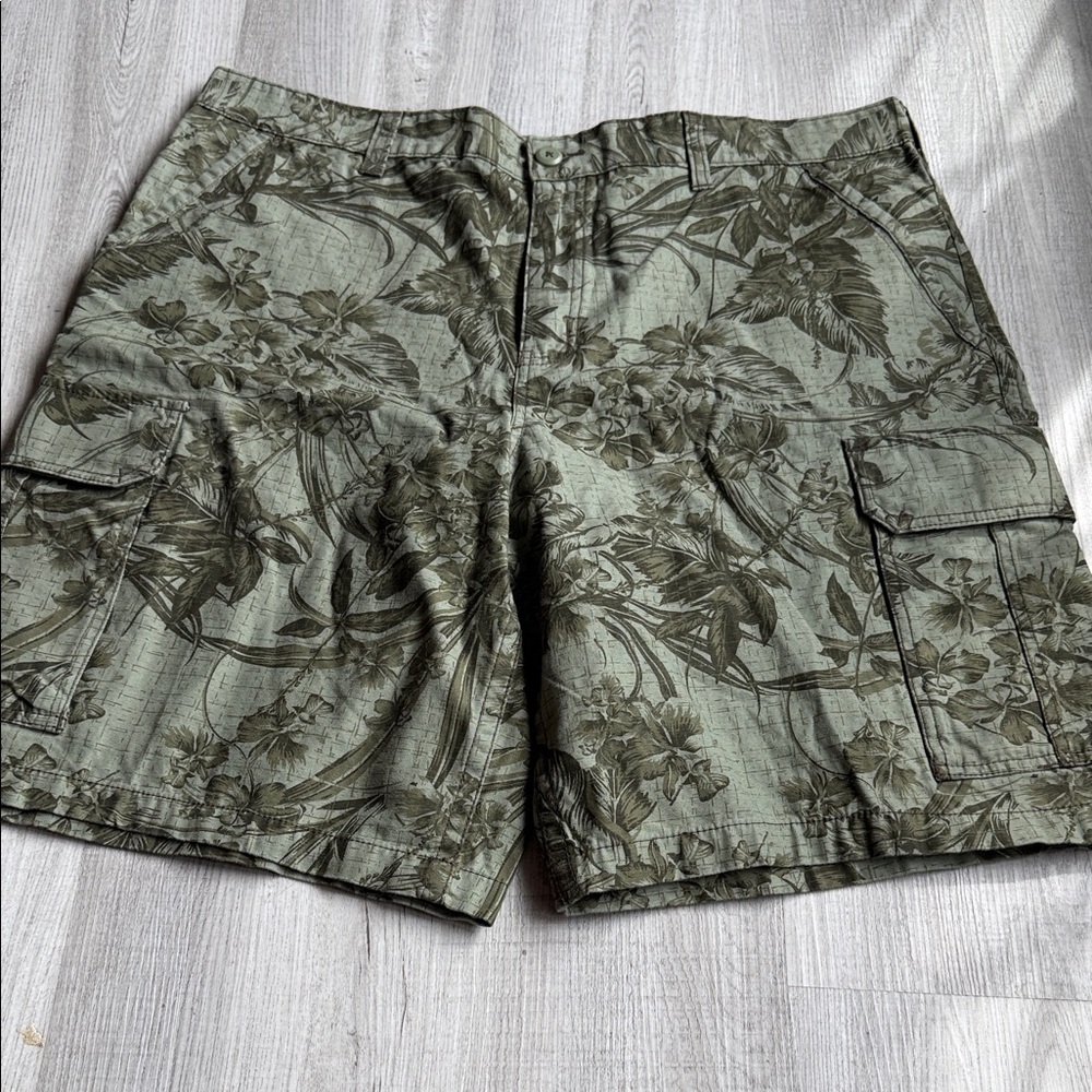 Faded Glory Men’s Cargo Shorts Tropical Print Size 42 Cotton.    CAJA.  #. 2‎